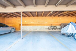 Eine Parkgarage mit einem Auto und einem Fahrrad.