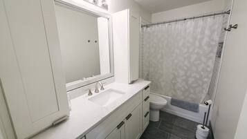 Serviettes fournies, savon, shampoing, papier toilette