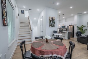 Interior - Cozy Duplex Mins to DT/ MCTR, free wi-fi/ Parking (Houston)