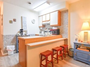 Refrigerador, microondas, parrilla de estufa y lavavajillas 