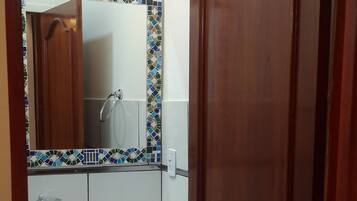 Suite Studio Junior, vue jardin | Salle de bain | Douche, douche à « effet pluie », articles de toilette gratuits, bidet