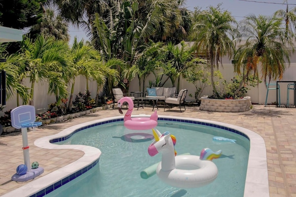 Sisäuima-allas, ulkouima-allas