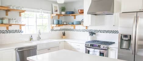 冷蔵庫、電子レンジ、オーブン、コンロ