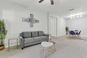 TV - Boho Oasis 20 min from disney, universal, & more (Windermere)