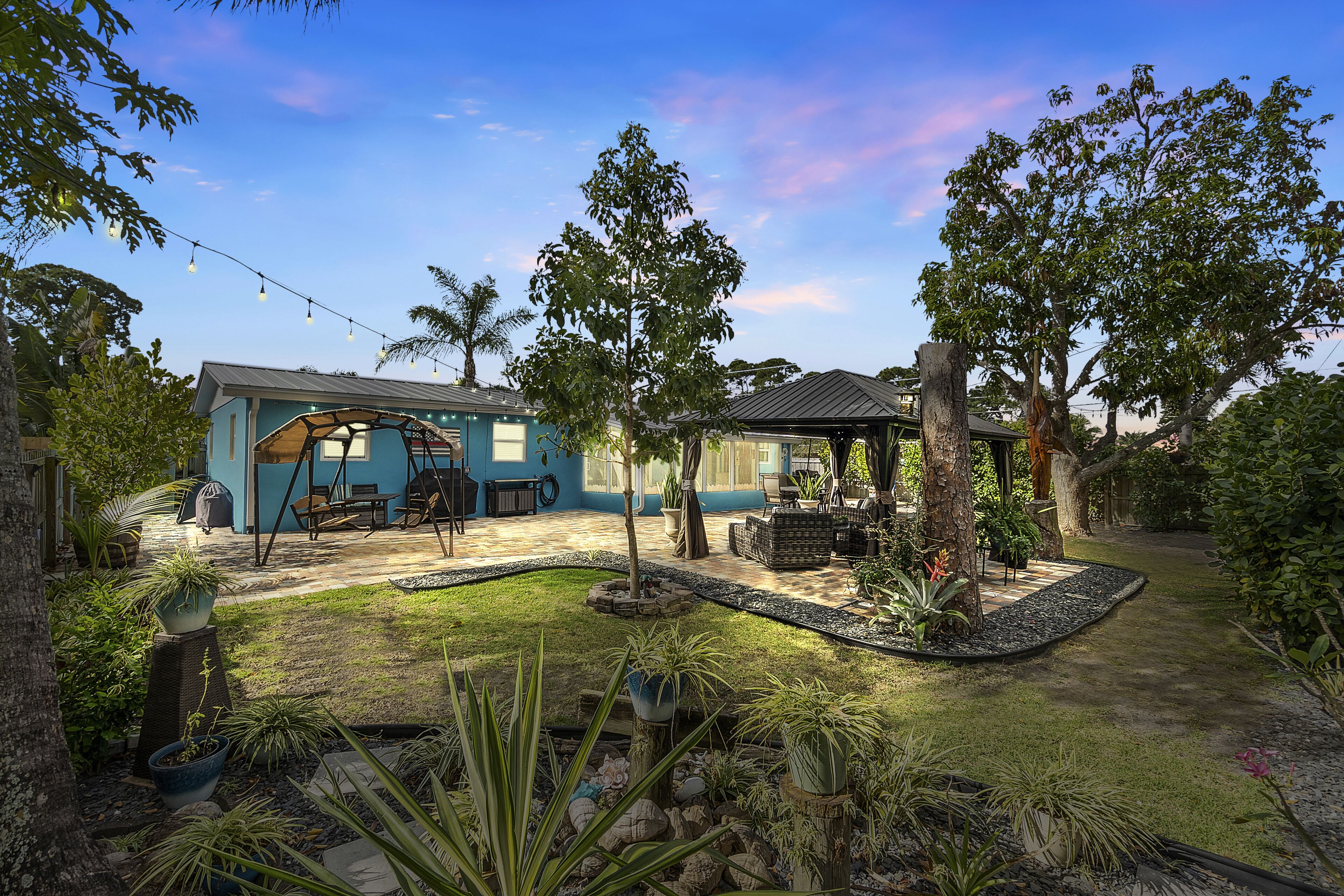 Family-Friendly Tropical Oasis by Downtown & Beach with Gorgeous Backyard