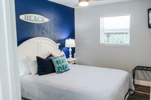 3 chambres, bureau, fer et planche à repasser, lit de bébé portatif