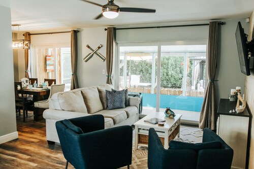 Family-Friendly Tropical Oasis by Downtown & Beach with Gorgeous Backyard