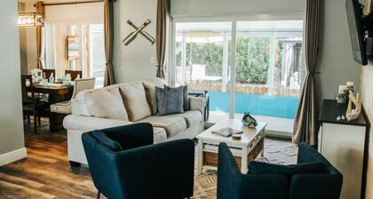 Family-Friendly Tropical Oasis by Downtown & Beach with Gorgeous Backyard