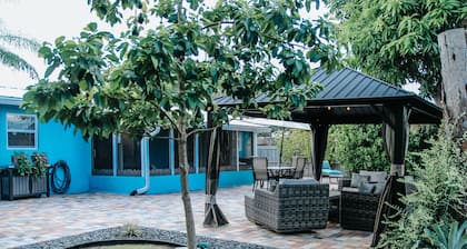 Family-Friendly Tropical Oasis by Downtown & Beach with Gorgeous Backyard
