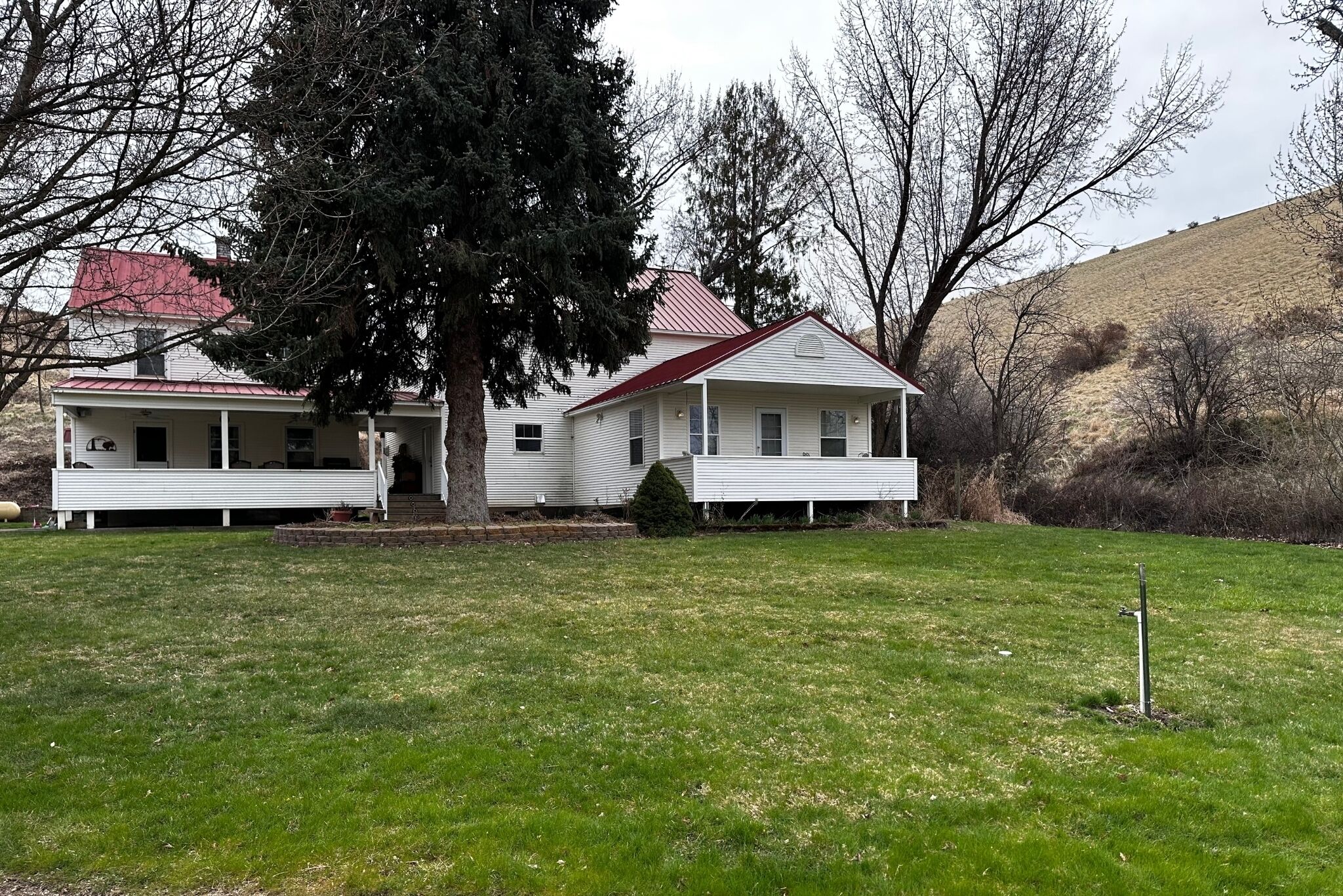 Country home with beautiful views - Dogs OK!