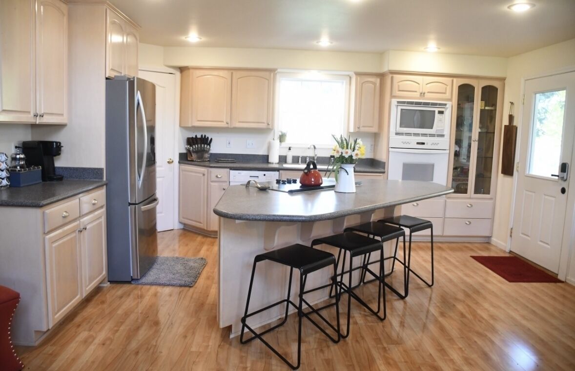 Country home with beautiful views - Dogs OK!