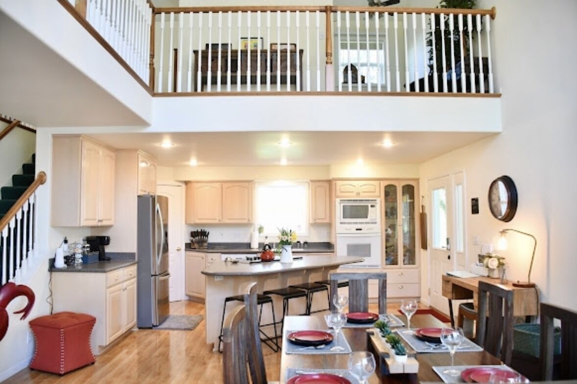 Country home with beautiful views - Dogs OK!