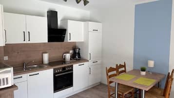 Kühlschrank, Mikrowelle, Herdplatte, Geschirrspüler