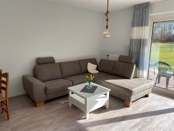 Smart TV, books, stereo