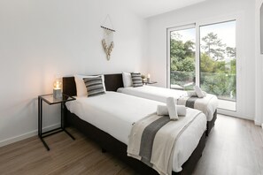 3 habitaciones, tabla de planchar con plancha, cuna de viaje y internet 