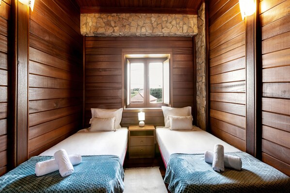 3 quartos, acesso à internet, roupa de cama