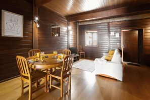 Interior - Unique Wooden Cottage (Óbidos)