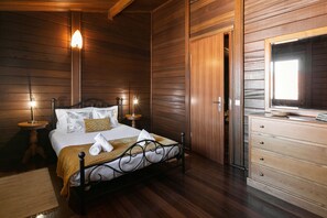 3 bedrooms, travel crib, internet, bed sheets - Unique Wooden Cottage (Óbidos)