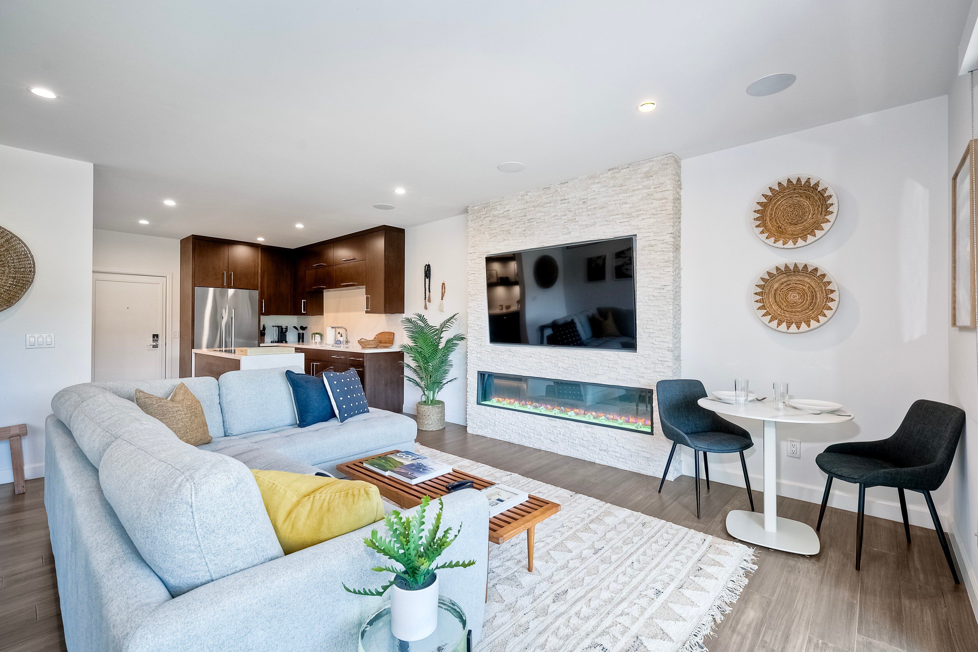 Smart TV, fireplace