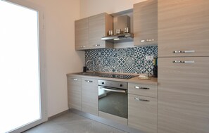 Refrigerador, horno y utensilios de cocina 