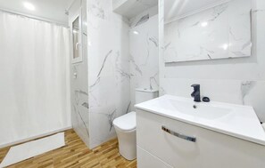 Shower, hair dryer - 3 bedroom stunning home in Ador (Ador)
