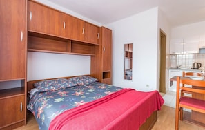 Bügeleisen/Bügelbrett, Reisekinderbett, kostenloses WLAN, Bettwäsche