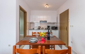 Fridge, stovetop, coffee/tea maker