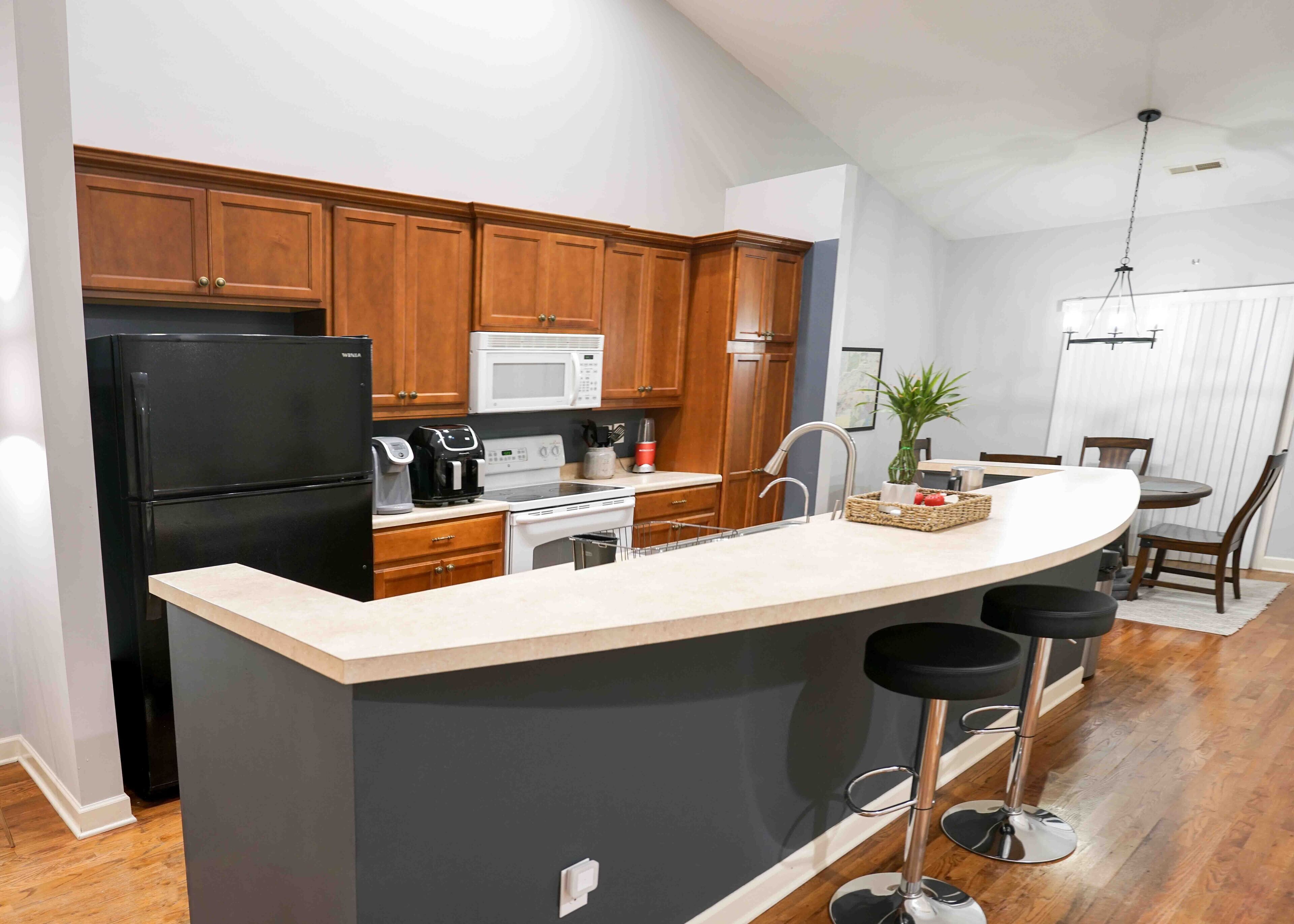 Near Downtown - Full Amenities Kitchen - Hot Tub