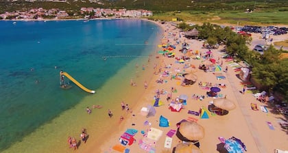 Bel appartement Ă Novalja avec cuisine