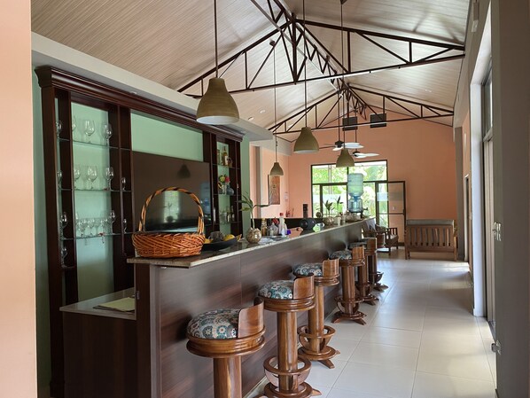 Dining - Nature rich home environment, minutes away from all state parks and beach towns. (Cahuita)