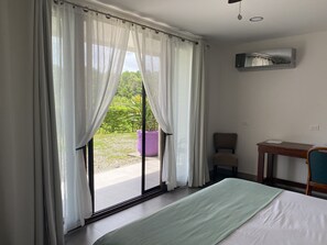 11 bedrooms, WiFi, bed sheets - Nature rich home environment, minutes away from all state parks and beach towns. (Cahuita)