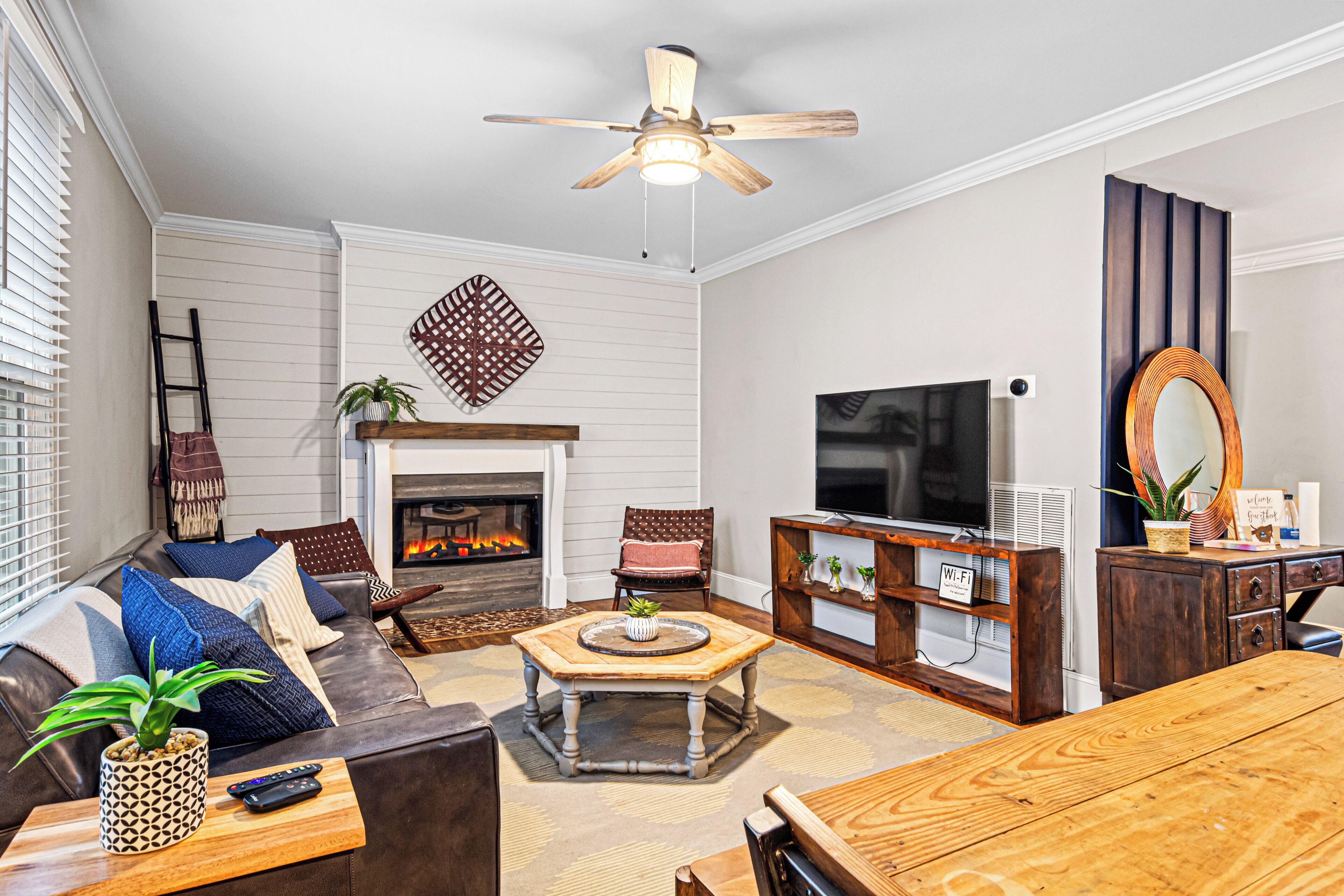 Smart TV y chimenea 