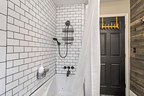 Een douche, een bubbelbad, een haardroger, handdoeken