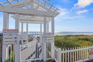 Property grounds - Steps to beach and restaurants - zero depth pool, hot tub, beach service incl (Miramar Beach)