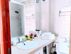 Handtücher, Seife, Shampoo, Toilettenpapier