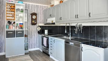 Refrigerador, parrilla de estufa, lavavajillas y cafetera y tetera