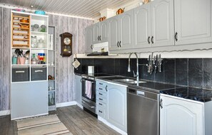 Kühlschrank, Mikrowelle, Herdplatte, Geschirrspüler