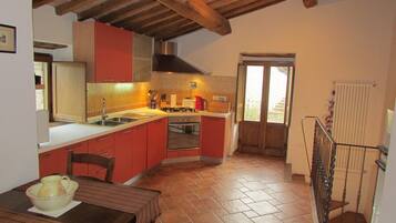 KĂŒhlschrank, Ofen, GeschirrspĂŒler, Wasserkocher mit Kaffee-/Teezubehör