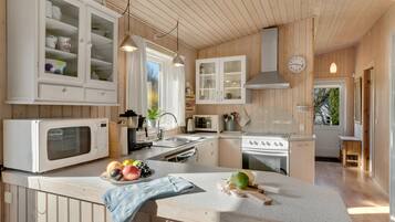 Køleskab, kogeplade, opvaskemaskine, kaffe-/temaskine