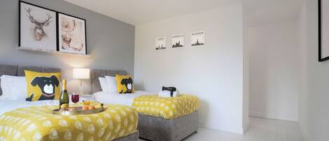 6 dormitorios, escritorio, tabla de planchar con plancha y cuna de viaje