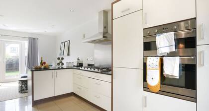 Detached 6 Bedroom House - Free Parking & FastWifi