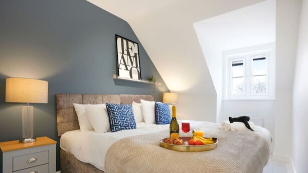 6 Schlafzimmer, Schreibtisch, Bügeleisen/Bügelbrett, Reisekinderbett