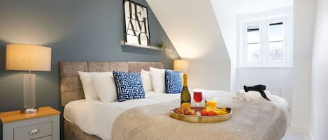 6 bedrooms, desk, iron/ironing board, travel cot