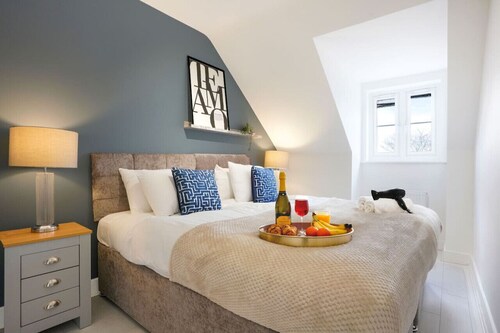 Detached 6 Bedroom House - Free Parking & FastWifi