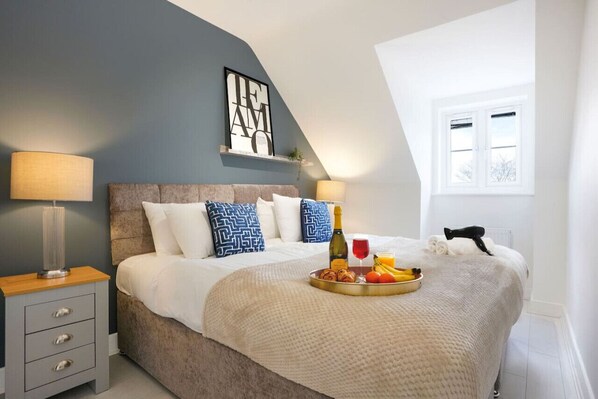 6 slaapkamers, een bureau, een strijkplank/strijkijzer, reisbedje