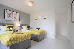 6 Schlafzimmer, Schreibtisch, Bügeleisen/Bügelbrett, Reisekinderbett