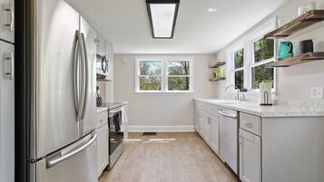 雪櫃、微波爐、焗爐、爐具