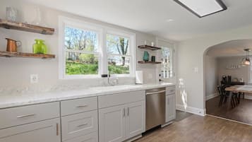 雪櫃、微波爐、焗爐、爐具