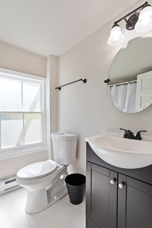 Hiustenkuivaaja, pyyhkeet, saippua, sampoo