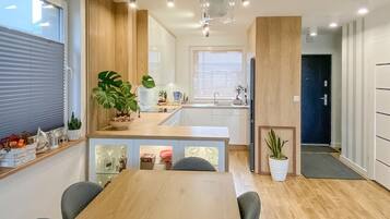 Fridge, oven, stovetop, dishwasher